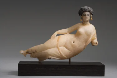 Figur einer liegenden Frau